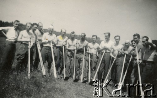 Maj 1942, Oberwinterthur, Szwajcaria.
Internowani żołnierze podczas pracy w polu.
Fot. NN, zbiory Juana Ludvica Figny, reprodukcje cyfrowe w Bibliotece Polskiej im. Ignacego Domeyki w Buenos Aires (Biblioteca Polaca Ignacio Domeyko) i w Ośrodku KARTA w Warszawie.