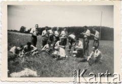 Maj 1942, Oberwinterthur, Szwajcaria.
Internowani żołnierze podczas pracy w polu.
Fot. NN, zbiory Juana Ludvica Figny, reprodukcje cyfrowe w Bibliotece Polskiej im. Ignacego Domeyki w Buenos Aires (Biblioteca Polaca Ignacio Domeyko) i w Ośrodku KARTA w Warszawie.