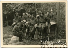 9.09.1941, Winterthur, Szwajcaria.
Internowani żołnierze podczas pracy. Ludwik Figna (czwarty z lewej).
Fot. NN, zbiory Juana Ludvica Figny, reprodukcje cyfrowe w Bibliotece Polskiej im. Ignacego Domeyki w Buenos Aires (Biblioteca Polaca Ignacio Domeyko) i w Ośrodku KARTA w Warszawie.
