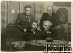 Lata 40., Szwajcaria.
Ludwik Figna (z lewej) z Wiesławą Szafik (z lewej) i matką (z prawej).
Fot. NN, zbiory Juana Ludvica Figny, reprodukcje cyfrowe w Bibliotece Polskiej im. Ignacego Domeyki w Buenos Aires (Biblioteca Polaca Ignacio Domeyko) i w Ośrodku KARTA w Warszawie.