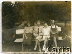 Sierpień 1938, Tomaszów Mazowiecki, Polska.
Wiesława Szafik (pierwsza z lewej) z siostrą (pierwsza z prawej).
Fot. NN, zbiory Juana Ludvica Figny, reprodukcje cyfrowe w Bibliotece Polskiej im. Ignacego Domeyki w Buenos Aires (Biblioteca Polaca Ignacio Domeyko) i w Ośrodku KARTA w Warszawie.