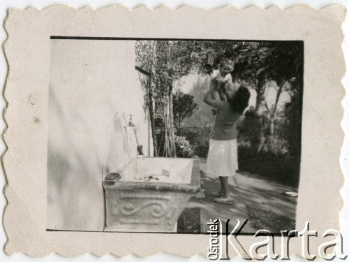 1947, Buenos Aires, Argentyna.
Wiesława Szafik z synem.
Fot. NN, zbiory Juana Ludvica Figny, reprodukcje cyfrowe w Bibliotece Polskiej im. Ignacego Domeyki w Buenos Aires (Biblioteca Polaca Ignacio Domeyko) i w Ośrodku KARTA w Warszawie.