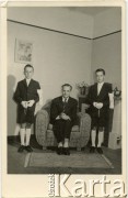 Lata 50., Kilometro 3, Comodoro Rivadavia, prowincja Chubut, Argentyna.
Ludwik Figna (w środku) z synami Wojciechem (z lewej) i Maciejem w dniu ich Pierwszej Komunii Świętej.
Fot. NN, zbiory Juana Ludvica Figny, reprodukcje cyfrowe w Bibliotece Polskiej im. Ignacego Domeyki w Buenos Aires (Biblioteca Polaca Ignacio Domeyko) i w Ośrodku KARTA w Warszawie.