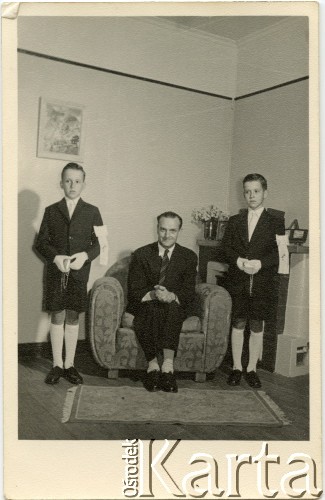 Lata 50., Kilometro 3, Comodoro Rivadavia, prowincja Chubut, Argentyna.
Ludwik Figna (w środku) z synami Wojciechem (z lewej) i Maciejem w dniu ich Pierwszej Komunii Świętej.
Fot. NN, zbiory Juana Ludvica Figny, reprodukcje cyfrowe w Bibliotece Polskiej im. Ignacego Domeyki w Buenos Aires (Biblioteca Polaca Ignacio Domeyko) i w Ośrodku KARTA w Warszawie.