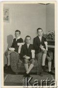 Lata 50., Kilometro 3, Comodoro Rivadavia, prowincja Chubut, Argentyna.
Wojciech Figna (w środku) z bratem Maciejem (z prawej) w dniu Pierwszej Komunii Świętej.
Fot. NN, zbiory Juana Ludvica Figny, reprodukcje cyfrowe w Bibliotece Polskiej im. Ignacego Domeyki w Buenos Aires (Biblioteca Polaca Ignacio Domeyko) i w Ośrodku KARTA w Warszawie.