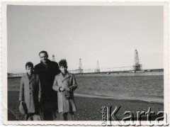 Lata 50., Comodoro Rivadavia, prowincja Chubut, Argentyna.
Ludwik Figna (w środku) z synami Wojciechem (z lewej) i Maciejem.
Fot. NN, zbiory Juana Ludvica Figny, reprodukcje cyfrowe w Bibliotece Polskiej im. Ignacego Domeyki w Buenos Aires (Biblioteca Polaca Ignacio Domeyko) i w Ośrodku KARTA w Warszawie.