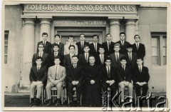 1964, Kilometro 3, Comodoro Rivadavia, prowincja Chubut, Argentyna.
Colegio Salesiano Dean Funes. Ludwik Figna (w górnym rzędzie, trzeci z lewej).
Fot. NN, zbiory Juana Ludvica Figny, reprodukcje cyfrowe w Bibliotece Polskiej im. Ignacego Domeyki w Buenos Aires (Biblioteca Polaca Ignacio Domeyko) i w Ośrodku KARTA w Warszawie.