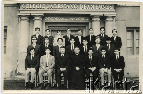 1964, Kilometro 3, Comodoro Rivadavia, prowincja Chubut, Argentyna.
Colegio Salesiano Dean Funes. Ludwik Figna (w górnym rzędzie, trzeci z lewej).
Fot. NN, zbiory Juana Ludvica Figny, reprodukcje cyfrowe w Bibliotece Polskiej im. Ignacego Domeyki w Buenos Aires (Biblioteca Polaca Ignacio Domeyko) i w Ośrodku KARTA w Warszawie.