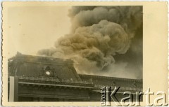 Wrzesień 1939, Warszawa, Polska.
Płonący Pałac Kronenberga na placu Małachowskiego.
Fot. NN, zbiory Juana Ludvica Figny, reprodukcje cyfrowe w Bibliotece Polskiej im. Ignacego Domeyki w Buenos Aires (Biblioteca Polaca Ignacio Domeyko) i w Ośrodku KARTA w Warszawie.