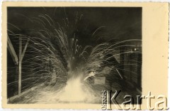 1939, Warszawa, Polska.
Bomba na strychu.
Fot. NN, zbiory Juana Ludvica Figny, reprodukcje cyfrowe w Bibliotece Polskiej im. Ignacego Domeyki w Buenos Aires (Biblioteca Polaca Ignacio Domeyko) i w Ośrodku KARTA w Warszawie.