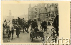 Wrzesień lub październik 1939, Warszawa, Polska.
Aleje Jerozolimskie. Dworzec Wiedeński (w tle po lewej).
Fot. NN, zbiory Juana Ludvica Figny, reprodukcje cyfrowe w Bibliotece Polskiej im. Ignacego Domeyki w Buenos Aires (Biblioteca Polaca Ignacio Domeyko) i w Ośrodku KARTA w Warszawie.