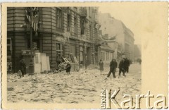 Po 1.09.1939, Warszawa, Polska.
Ulica Mokotowska.
Fot. NN, zbiory Juana Ludvica Figny, reprodukcje cyfrowe w Bibliotece Polskiej im. Ignacego Domeyki w Buenos Aires (Biblioteca Polaca Ignacio Domeyko) i w Ośrodku KARTA w Warszawie.