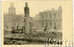 Po 1939, Warszawa, Polska.
Dworzec Wiedeński na rogu Alej Jerozolimskich i ulicy Marszałkowskiej.
Fot. NN, zbiory Juana Ludvica Figny, reprodukcje cyfrowe w Bibliotece Polskiej im. Ignacego Domeyki w Buenos Aires (Biblioteca Polaca Ignacio Domeyko) i w Ośrodku KARTA w Warszawie.