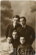 Przed 1920, Polska.
Feliks Twardowski (pierwszy z prawej) z kolegami.
Fot. NN, zbiory Tomasa Mario Twardowskiego, reprodukcje cyfrowe w Bibliotece Polskiej im. Ignacego Domeyki w Buenos Aires (Biblioteca Polaca Ignacio Domeyko) i w Ośrodku KARTA w Warszawie.