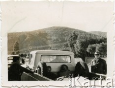 1958, Comodoro Rivadavia, prowincja Chubut, Argentyna.
Edmund Mickiewicz (z prawej) - ojciec Moniki Mickiewicz, Monica Mickiewicz (w oknie).
Fot. NN, zbiory Moniki Mickiewicz, reprodukcje cyfrowe w Bibliotece Polskiej im. Ignacego Domeyki w Buenos Aires (Biblioteca Polaca Ignacio Domeyko) i w Ośrodku KARTA w Warszawie.