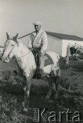 1957, Estancia Las Mercedes, Argentyna.
Aleksander Burhardt - dziadek Moniki Mickiewicz.
Fot. NN, zbiory Moniki Mickiewicz, reprodukcje cyfrowe w Bibliotece Polskiej im. Ignacego Domeyki w Buenos Aires (Biblioteca Polaca Ignacio Domeyko) i w Ośrodku KARTA w Warszawie.