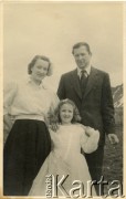 1950, Ushuaia (Tierra del Fuego, Ziemia Ognista), Argentyna.
Pierwsza Komunia Święta Elżbiety Mickiewicz (na zdjęciu). Rodzice Krystyna i Edmund Mickiewiczowie.
Fot. NN, zbiory Moniki Mickiewicz, reprodukcje cyfrowe w Bibliotece Polskiej im. Ignacego Domeyki w Buenos Aires (Biblioteca Polaca Ignacio Domeyko) i w Ośrodku KARTA w Warszawie.