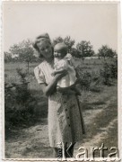 1943, Radom, Polska.
Krystyna Mickiewicz z córką Elżbietą.
Fot. NN, zbiory Moniki Mickiewicz, reprodukcje cyfrowe w Bibliotece Polskiej im. Ignacego Domeyki w Buenos Aires (Biblioteca Polaca Ignacio Domeyko) i w Ośrodku KARTA w Warszawie.