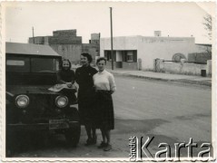 1956, Comodoro Rivadavia, prowincja Chubut, Argentyna.
Krystyna Mickiewicz (w środku) z córkami Elżbietą (z prawej) i Moniką (z lewej).
Fot. NN, zbiory Moniki Mickiewicz, reprodukcje cyfrowe w Bibliotece Polskiej im. Ignacego Domeyki w Buenos Aires (Biblioteca Polaca Ignacio Domeyko) i w Ośrodku KARTA w Warszawie.