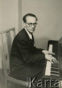 10.04.1957, Milanówek, Polska.
Mieczysław Burhardt - brat Krystyny Mickiewicz z domu Burhardt.
Fot. NN, zbiory Moniki Mickiewicz, reprodukcje cyfrowe w Bibliotece Polskiej im. Ignacego Domeyki w Buenos Aires (Biblioteca Polaca Ignacio Domeyko) i w Ośrodku KARTA w Warszawie.