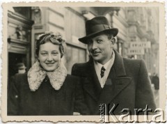 Przed 1950, Antwerpia, Belgia.
Rodzice Moniki Mickiewicz - Krystyna Mickiewicz z domu Burhardt i Edmund Mickiewicz.
Fot. NN, zbiory Moniki Mickiewicz, reprodukcje cyfrowe w Bibliotece Polskiej im. Ignacego Domeyki w Buenos Aires (Biblioteca Polaca Ignacio Domeyko) i w Ośrodku KARTA w Warszawie.