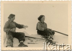1950, Ushuaia (Tierra del Fuego, Ziemia Ognista), Argentyna.
Krystyna Mickiewicz (z lewej) - matka Moniki Mickiewicz - z koleżanką na nartach.
Fot. NN, zbiory Moniki Mickiewicz, reprodukcje cyfrowe w Bibliotece Polskiej im. Ignacego Domeyki w Buenos Aires (Biblioteca Polaca Ignacio Domeyko) i w Ośrodku KARTA w Warszawie.