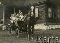 1926, Biery, Polska.
Dzieci z rodziny Mickiewiczów. Edmund Mickiewicz (siedzi najwyżej), Jadwiga Mickiewicz (pierwsza z lewej), Nina Mickiewicz (druga z lewej), Wanda Mickiewicz (z kokardą).
Fot. NN, zbiory Moniki Mickiewicz, reprodukcje cyfrowe w Bibliotece Polskiej im. Ignacego Domeyki w Buenos Aires (Biblioteca Polaca Ignacio Domeyko) i w Ośrodku KARTA w Warszawie.