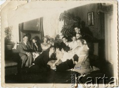 Lata 20., Wilno, Polska.
Rodzina Burhardt.
Fot. NN, zbiory Moniki Mickiewicz, reprodukcje cyfrowe w Bibliotece Polskiej im. Ignacego Domeyki w Buenos Aires (Biblioteca Polaca Ignacio Domeyko) i w Ośrodku KARTA w Warszawie.