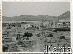 Brak daty, Kilometro 5, Comodoro Rivadavia, prowincja Chubut, Argentyna.
Elektrownia.
Fot. NN, zbiory Moniki Mickiewicz, reprodukcje cyfrowe w Bibliotece Polskiej im. Ignacego Domeyki w Buenos Aires (Biblioteca Polaca Ignacio Domeyko) i w Ośrodku KARTA w Warszawie.