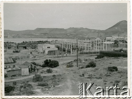 Brak daty, Kilometro 5, Comodoro Rivadavia, prowincja Chubut, Argentyna.
Elektrownia.
Fot. NN, zbiory Moniki Mickiewicz, reprodukcje cyfrowe w Bibliotece Polskiej im. Ignacego Domeyki w Buenos Aires (Biblioteca Polaca Ignacio Domeyko) i w Ośrodku KARTA w Warszawie.