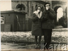 Po 1945, Warszawa, Polska.
Prawdopodobnie syn Haluszki Burhardt przy wiadukcie mostu Poniatowskiego.
Fot. NN, zbiory Moniki Mickiewicz, reprodukcje cyfrowe w Bibliotece Polskiej im. Ignacego Domeyki w Buenos Aires (Biblioteca Polaca Ignacio Domeyko) i w Ośrodku KARTA w Warszawie.