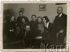 1937, Radom, Polska.
Aleksander Burhardt - dziadek Moniki Mickiewicz (pierwszy z prawej), Edmund Mickiewicz (drugi z lewej) - ojciec Moniki Mickiewicz. Wanda Mickiewicz (trzecia z lewej) i Jadwiga Mickiewicz (trzecia z prawej) z mężami.
Fot. NN, zbiory Moniki Mickiewicz, reprodukcje cyfrowe w Bibliotece Polskiej im. Ignacego Domeyki w Buenos Aires (Biblioteca Polaca Ignacio Domeyko) i w Ośrodku KARTA w Warszawie.