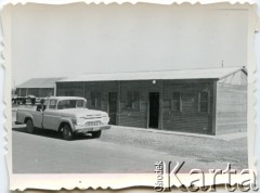 1957, Comodoro Rivadavia, prowincja Chubut, Argentyna.
Miejsce pracy Edmunda Mickiewicza - ojca Moniki Mickiewicz.
Fot. NN, zbiory Moniki Mickiewicz, reprodukcje cyfrowe w Bibliotece Polskiej im. Ignacego Domeyki w Buenos Aires (Biblioteca Polaca Ignacio Domeyko) i w Ośrodku KARTA w Warszawie