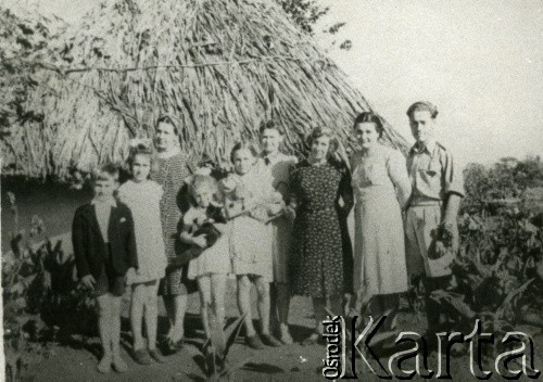 1942-1948, Tenger, Tanganika.
Mieszkańcy osiedla dla polskich uchodźców. W latach 1942-1948 przebywał tam ofiarodawca zdjęć Leszek Ferency z matką Marią i siostrą Barbarą.
[Polscy uchodźcy w 1942 trafili do Iranu wraz z nowoutworzonym Wojskiem Polskim pod dowództwem generała Władysława Andersa (w dwóch rzutach ewakuacyjnych z ZSRR w marcu i sierpniu). W sumie oprócz wojska dotarło tam 38 tysięcy Polaków, z czego ponad połowę stanowiły dzieci i młodzież. Ok. 20 tys. znalazło się następnie w Afryce, polskie osiedla znajdowały się przede wszystkim w: Ugandzie, Kenii, Tanganice, Rodezji Północnej i Rodezji Południowej, Związku Południowej Afryki. Tengeru było największym polskim osiedlem uchodźczym w Afryce].
Fot. NN, zbiory Ośrodka KARTA, przekazał Leszek Ferency