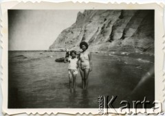 1964-1965, Rada Tilly, prowincja Chubut, Argentyna.
Kobieta i dziewczynka.
Fot. NN, zbiory Andresa Jozwickiego, reprodukcje cyfrowe w Bibliotece Polskiej im. Ignacego Domeyki w Buenos Aires (Biblioteca Polaca Ignacio Domeyko) i w Ośrodku KARTA w Warszawie.
