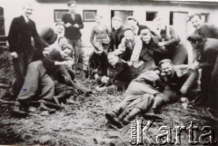 Przed 1949, Polska.
Przyjaciele Stanisława Jóźwickiego.
Fot. NN, zbiory Andresa Jozwickiego, reprodukcje cyfrowe w Bibliotece Polskiej im. Ignacego Domeyki w Buenos Aires (Biblioteca Polaca Ignacio Domeyko) i w Ośrodku KARTA w Warszawie.
