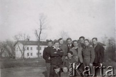 Przed 1949, Polska.
Przyjaciele Stanisława Jóźwickiego.
Fot. NN, zbiory Andresa Jozwickiego, reprodukcje cyfrowe w Bibliotece Polskiej im. Ignacego Domeyki w Buenos Aires (Biblioteca Polaca Ignacio Domeyko) i w Ośrodku KARTA w Warszawie.
