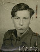 1947-1948, Wielka Brytania.
Fotografia paszportowa Andrzeja Jóźwickiego.
Fot. NN, zbiory Andresa Jozwickiego, reprodukcje cyfrowe w Bibliotece Polskiej im. Ignacego Domeyki w Buenos Aires (Biblioteca Polaca Ignacio Domeyko) i w Ośrodku KARTA w Warszawie.
