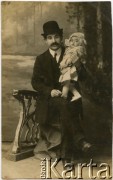 20.04.1912, Warszawa, Królestwo Polskie.
Irena Gąska z ojcem Fajbusiem Gąską w atelier fotograficznym.
Fot. Stanisław Drzewiński (ul. Marszałkowska w Warszawie), zbiory Reginy Gaski, reprodukcje cyfrowe w  Bibliotece Polskiej im. Ignacego Domeyki w Buenos Aires (Biblioteca Polaca Ignacio Domeyko) i w Ośrodku KARTA w Warszawie.
