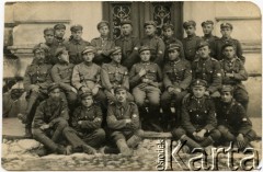 1915-1918, brak miejsca.
Żołnierze Legionów Polskich, prawdopodobnie artylerzyści (na mundurach widoczne godło naramienne kompanii CKM). W środku siedzi oficer z wpiętą mundur odznaką 1 Brygady Legionów oraz z odznaką 4 Pułku Piechoty Legionów Polskich.
Fot. NN, zbiory Reginy Gaski, reprodukcje cyfrowe w  Bibliotece Polskiej im. Ignacego Domeyki w Buenos Aires (Biblioteca Polaca Ignacio Domeyko) i w Ośrodku KARTA w Warszawie.
