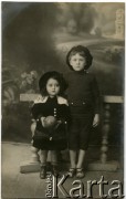 Około 1913, Warszawa, Królestwo Polskie.
Irena Gąska z kuzynem w atelier fotograficznym.
Fot. NN, zbiory Reginy Gaski, reprodukcje cyfrowe w  Bibliotece Polskiej im. Ignacego Domeyki w Buenos Aires (Biblioteca Polaca Ignacio Domeyko) i w Ośrodku KARTA w Warszawie.
