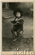 Początek XX wieku, Warszawa.
Dziecko w atelier fotograficznym.
Fot. NN, zbiory Reginy Gaski, reprodukcje cyfrowe w  Bibliotece Polskiej im. Ignacego Domeyki w Buenos Aires (Biblioteca Polaca Ignacio Domeyko) i w Ośrodku KARTA w Warszawie.
