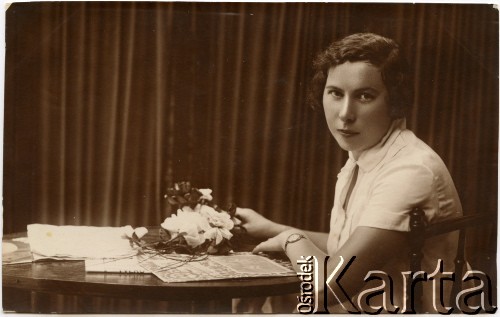 24.09.1927, Gostynin, Polska.
Kobieta w atelier fotograficznym. Oryginalny podpis: „Kochanemu Wujostwu (…)”
Fot. Rembrant w Płocku, zbiory Reginy Gaski, reprodukcje cyfrowe w Bibliotece Polskiej im. Ignacego Domeyki w Buenos Aires (Biblioteca Polaca Ignacio Domeyko) i w Ośrodku KARTA w Warszawie.
