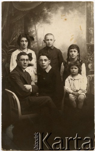 30.05.1926, Gostynin, Polska.
Krewni rodziny Gąska. Dedykacja na zdjęciu: „Drogiej Irenie i drogiemu Józiowi ku miłemu wspomnieniu – Balbina”.
Fot. NN, zbiory Reginy Gaski, reprodukcje cyfrowe w  Bibliotece Polskiej im. Ignacego Domeyki w Buenos Aires (Biblioteca Polaca Ignacio Domeyko) i w Ośrodku KARTA w Warszawie.
