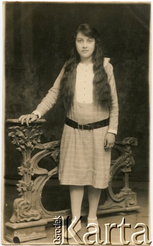 1.01.1920, Buenos Aires, Argentyna.
Dziewczyna w atelier fotograficznym.
Fot. NN, zbiory Reginy Gaski, reprodukcje cyfrowe w  Bibliotece Polskiej im. Ignacego Domeyki w Buenos Aires (Biblioteca Polaca Ignacio Domeyko) i w Ośrodku KARTA w Warszawie.
