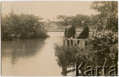 25.12.1923, Buenos Aires, Argentyna.
Polacy w parku w dzielnicy Palermo.
Fot. NN, zbiory Reginy Gaski, reprodukcje cyfrowe w  Bibliotece Polskiej im. Ignacego Domeyki w Buenos Aires (Biblioteca Polaca Ignacio Domeyko) i w Ośrodku KARTA w Warszawie.

