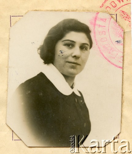 1936, Polska.
Portret Ałty Furman. 
Fot. NN, zbiory Reginy Gaski, reprodukcje cyfrowe w  Bibliotece Polskiej im. Ignacego Domeyki w Buenos Aires (Biblioteca Polaca Ignacio Domeyko) i w Ośrodku KARTA w Warszawie.