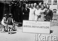 1939-1944, Bukareszt, Rumunia.
Pracownicy Biura Uciekinierów Rumuńskiego Czerwonego Krzyża, które pomagało polskim uchodźcom, w środku stoi Tatiana Kalinowski.
Fot. NN, zbiory Ośrodka KARTA, udostępniła Anca Cristina Nemes.
