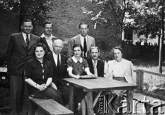 1939-1944, Bukareszt, Rumunia.
Pracownicy Biura Uciekinierów Rumuńskiego Czerwonego Krzyża, które pomagało polskim uchodźcom, w środku siedzi Tatiana Kalinowski.
Fot. NN, zbiory Ośrodka KARTA, udostępniła Anca Cristina Nemes.
