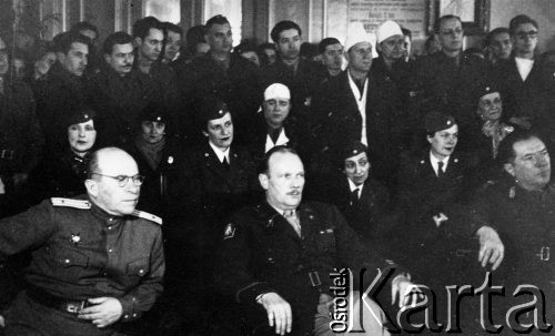 1939-1944, Bukareszt, Rumunia.
Pracownicy Biura Uciekinierów Rumuńskiego Czerwonego Krzyża, które pomagało polskim uchodźcom, w drugim rzędzie trzecia od lewej siedzi Tatiana Kalinowski.
Fot. NN, zbiory Ośrodka KARTA, udostępniła Anca Cristina Nemes.
